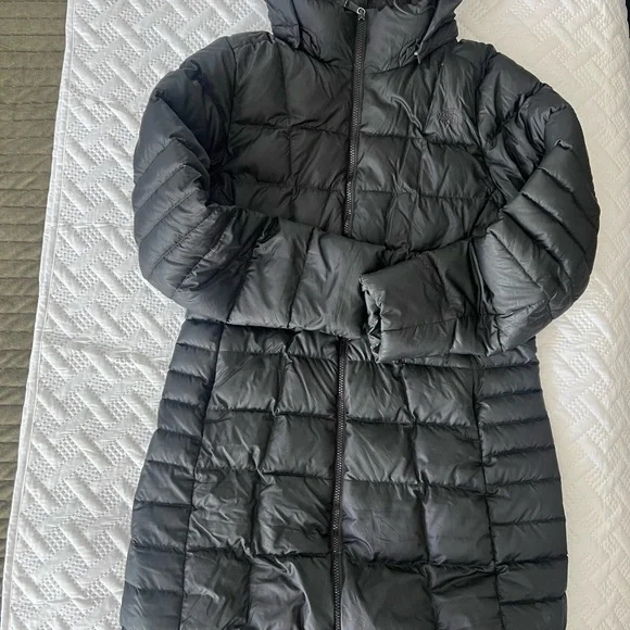 The North Face Women's Black Puffer Jacket - Picture 9 of 10